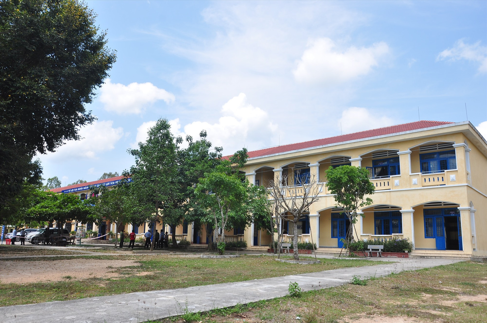 Ngày 4.4, huyện Phú Ninh huy động lực lượng chuẩn bị các điều kiện cần thiết thành lập thêm khu cách ly thứ 2 tại Trường Tiểu học Nguyễn Hiền. Ảnh: VINH ANH