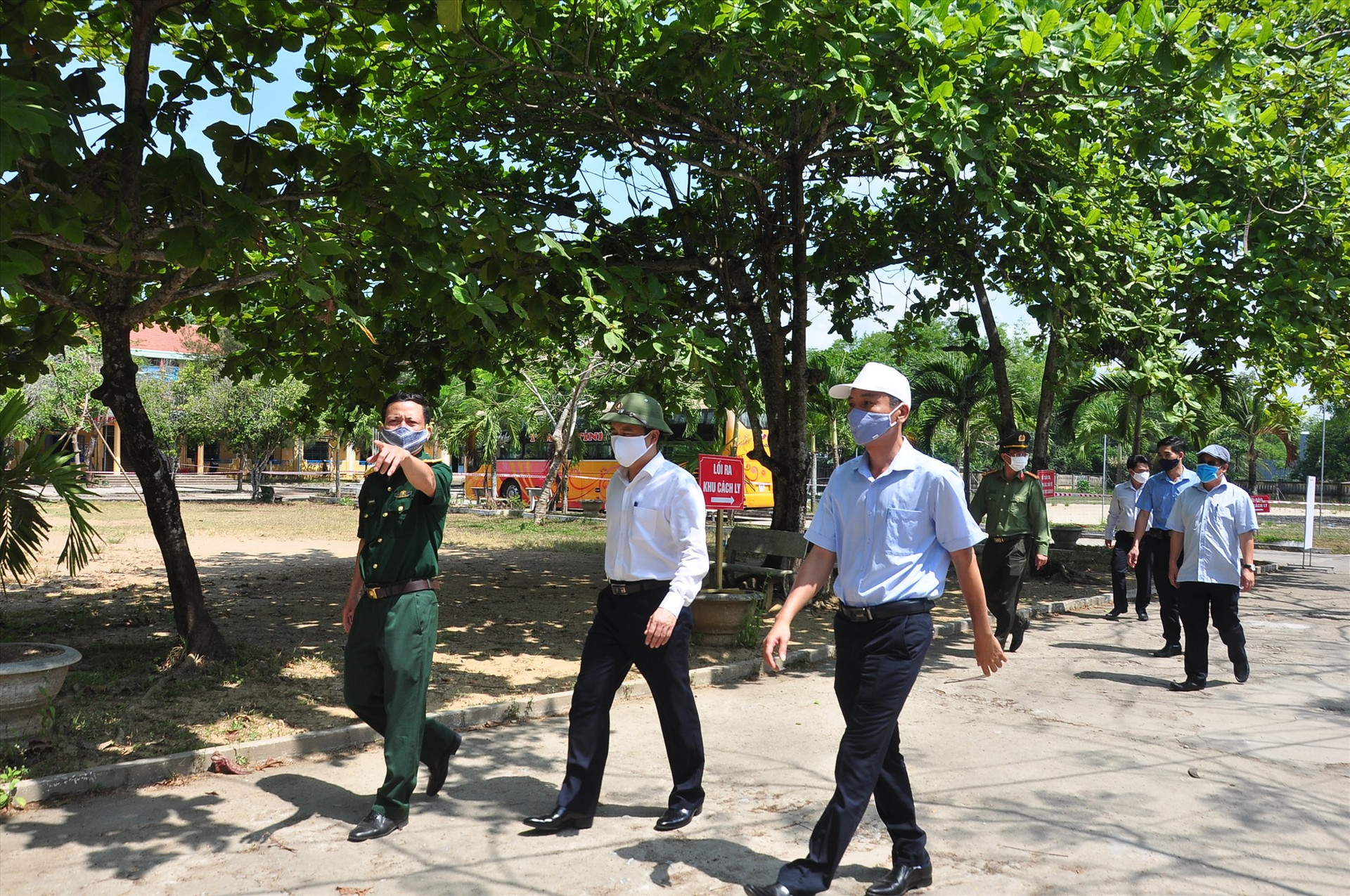 Sau buổi làm việc, đồng chí Trần Văn Tân cùng lãnh đạo địa phương đi kiểm tra các khu cách ly tập trung của huyện. Ảnh: VINH ANH