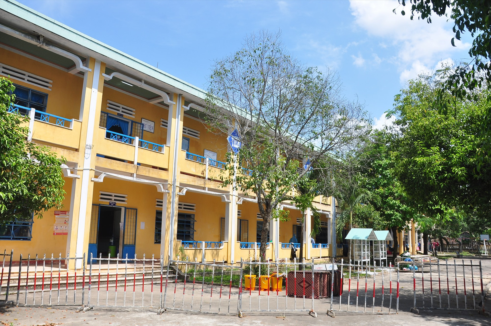 Đến nay, khu cách ly tập trung tại Trường THCS Nguyễn Hiền đang tiếp nhận 79 người trở về từ TP.Hồ Chí Minh và Hà Nội sau ngày 1.4. Ảnh: VINH ANH