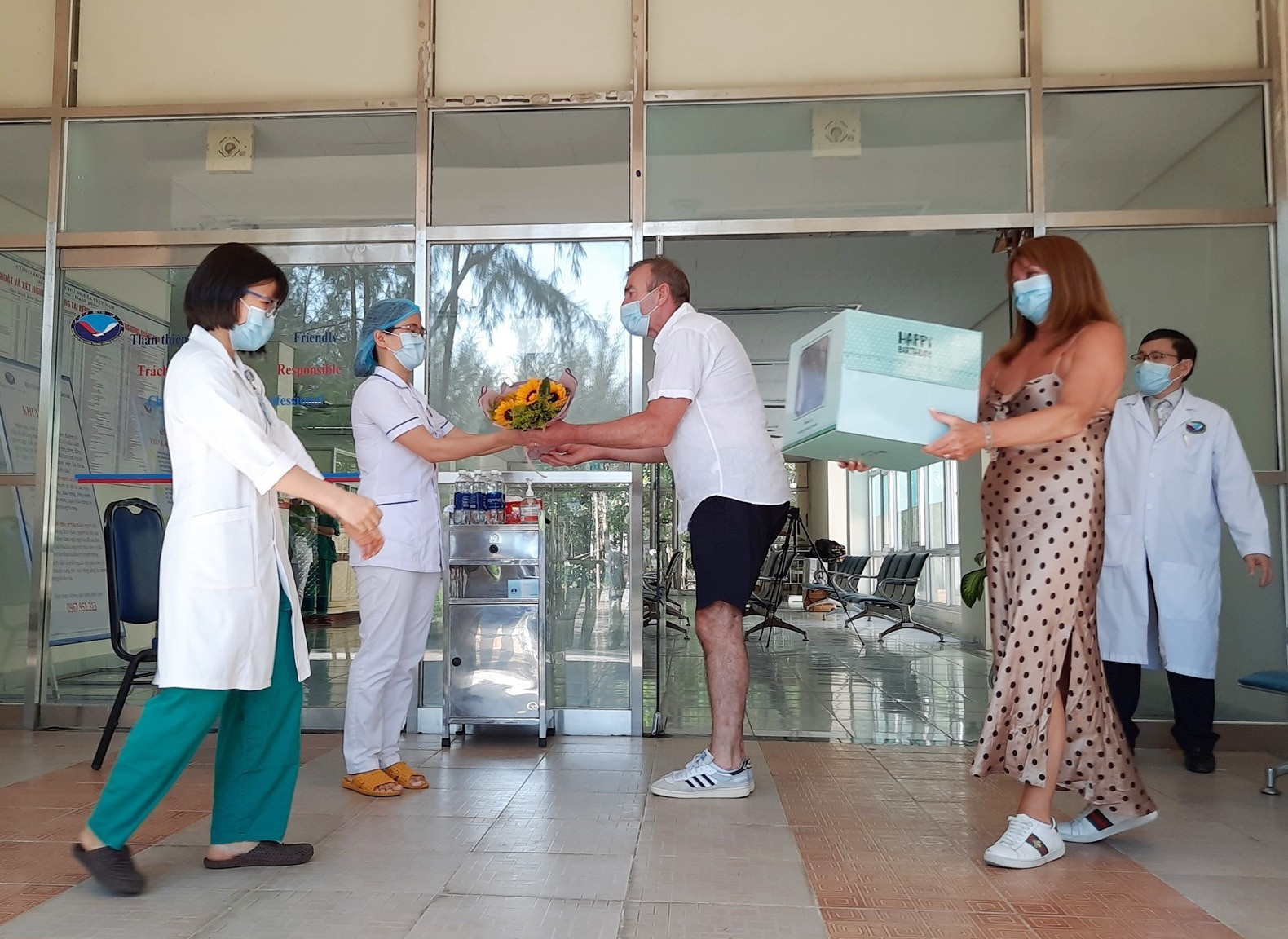 Để bày tỏ tình cảm đối với đội ngũ y bác sĩ Bệnh viện Đa khoa Trung ương Quảng Nam, bệnh nhân số 57 và người vợ dành tặng một chiếc bánh kem và bó hoa. Ảnh: ĐẠO QUÂN