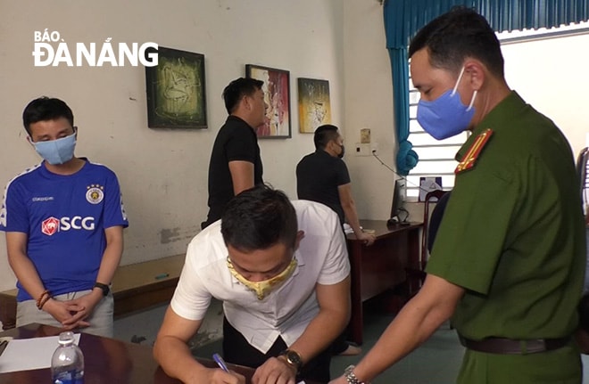 Công an lập biên bản các đối tượng vi phạm. Ảnh: N.P