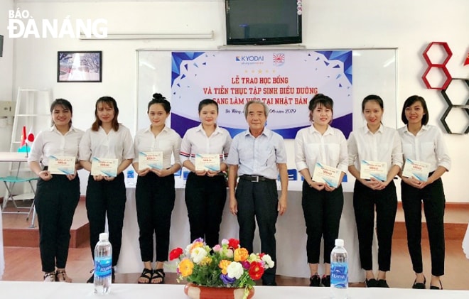 Công ty Kyodai, Nhật Bản trao học bổng cho các thực tập sinh điều dưỡng đến Nhật Bản làm việc. Ảnh: T.S