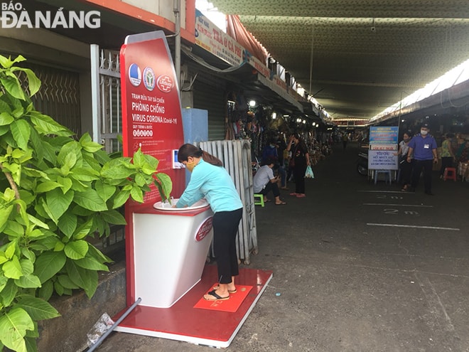Chợ Cồn bố trí thêm một khu vực có bồn rửa tay sát khuẩn cho người dân và tiểu thương sử dụng. Ảnh: KHÁNH HÒA