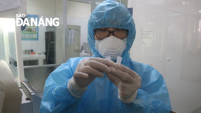 CDC Đà Nẵng không phải gửi mẫu bệnh phẩm để xét nghiệm khẳng định, sau khi đã xác định dương tính với SARS-CoV-2. Trong ảnh: Nhân viên CDC Đà Nẵng xét nghiệm SARS-CoV-2. Ảnh: PHAN CHUNG