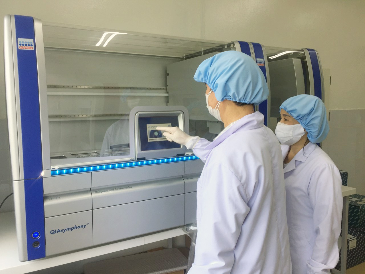 Kỹ thuật viên của CDC Quảng Nam xét nghiệm mẫu bệnh phẩm trên hệ thống máy xét nghiệm RT-PCR. Ảnh: D.L