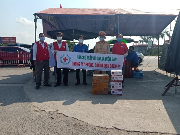 Hội Chữ thập đỏ thị xã Điện Bàn tặng quà tại trạm kiểm soát dịch bệnh.