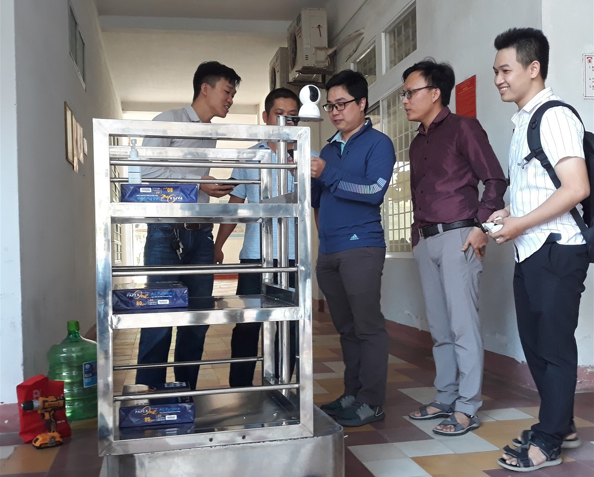 ĐH Bách khoa Đà Nẵng chế tạo robot phục vụ vận chuyển thức ăn, nhu yếu phẩm tại khu vực cách ly Bệnh viện Phụ sản - nhi Đà Nẵng. Ảnh: Q.L