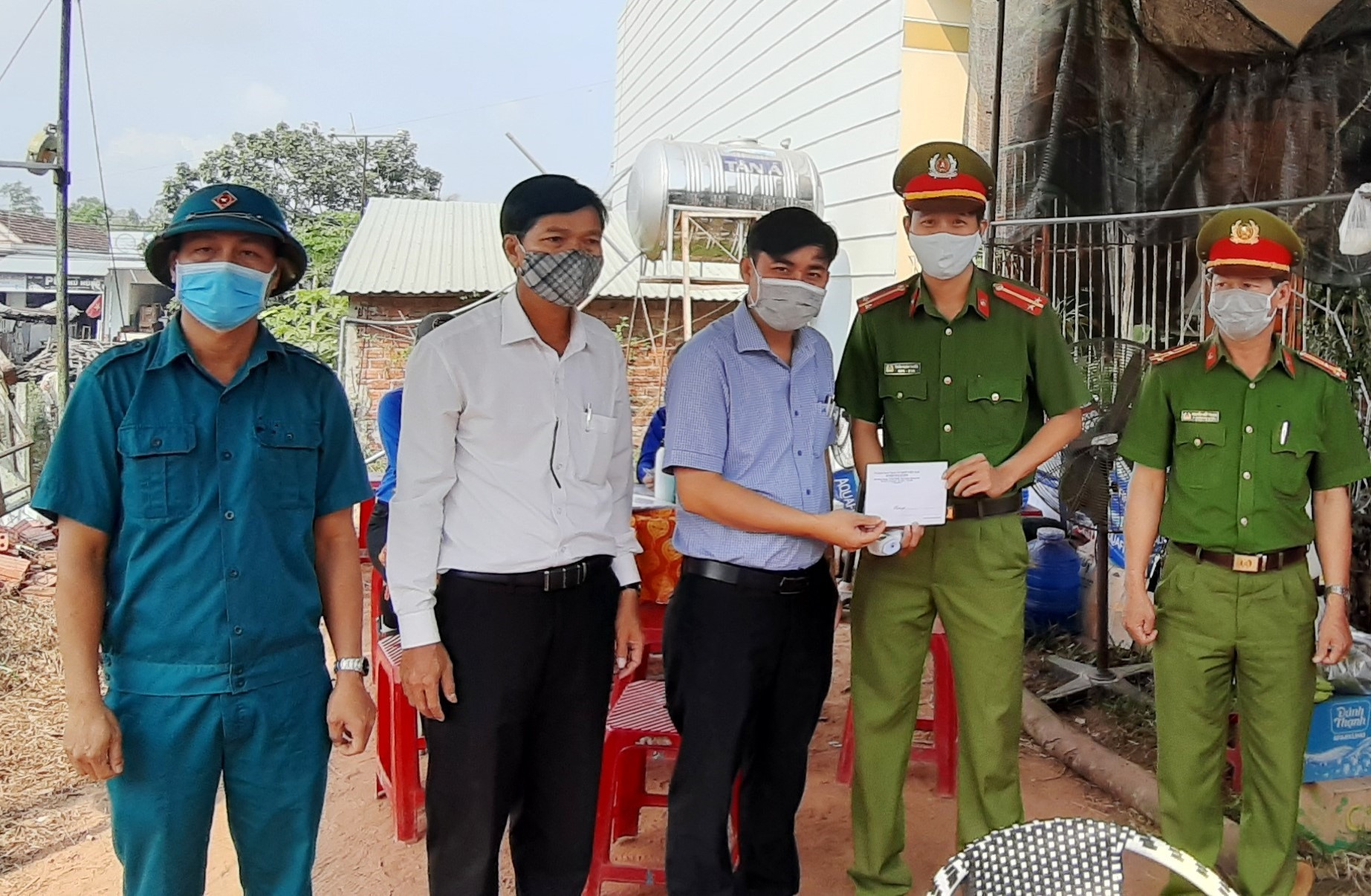 Lãnh đạo Ủy ban MTTQ Việt Nam huyện Duy Xuyên tặng quà động viên lực lượng làm nhiệm vụ tại các chốt kiểm soát.   Ảnh: H.N