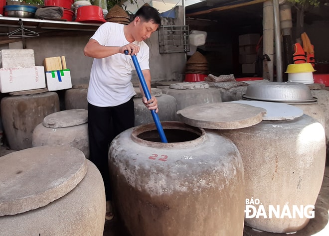 Người dân làng nghề nước mắm Nam Ô sẽ được hỗ trợ nhiều hơn khi đề án bảo tồn làng nghề được thực hiện. Ảnh: THU HÀ