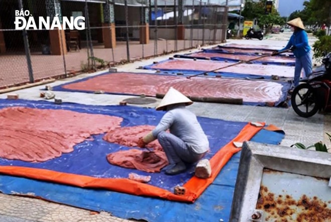 Mắm ruốc được phơi tràn lan trên vỉa hè dọc biển Mân Thái (quận Sơn Trà) gây mất an toàn vệ sinh thực phẩm. Ảnh: HUỲNH LÊ