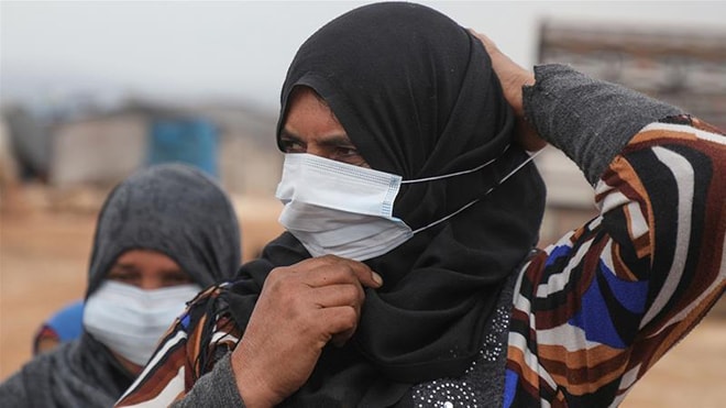 Những phụ nữ Syria mất nhà cửa hiện sống trong các khu tạm bợ ở tỉnh Idlib.    Ảnh: AFP
