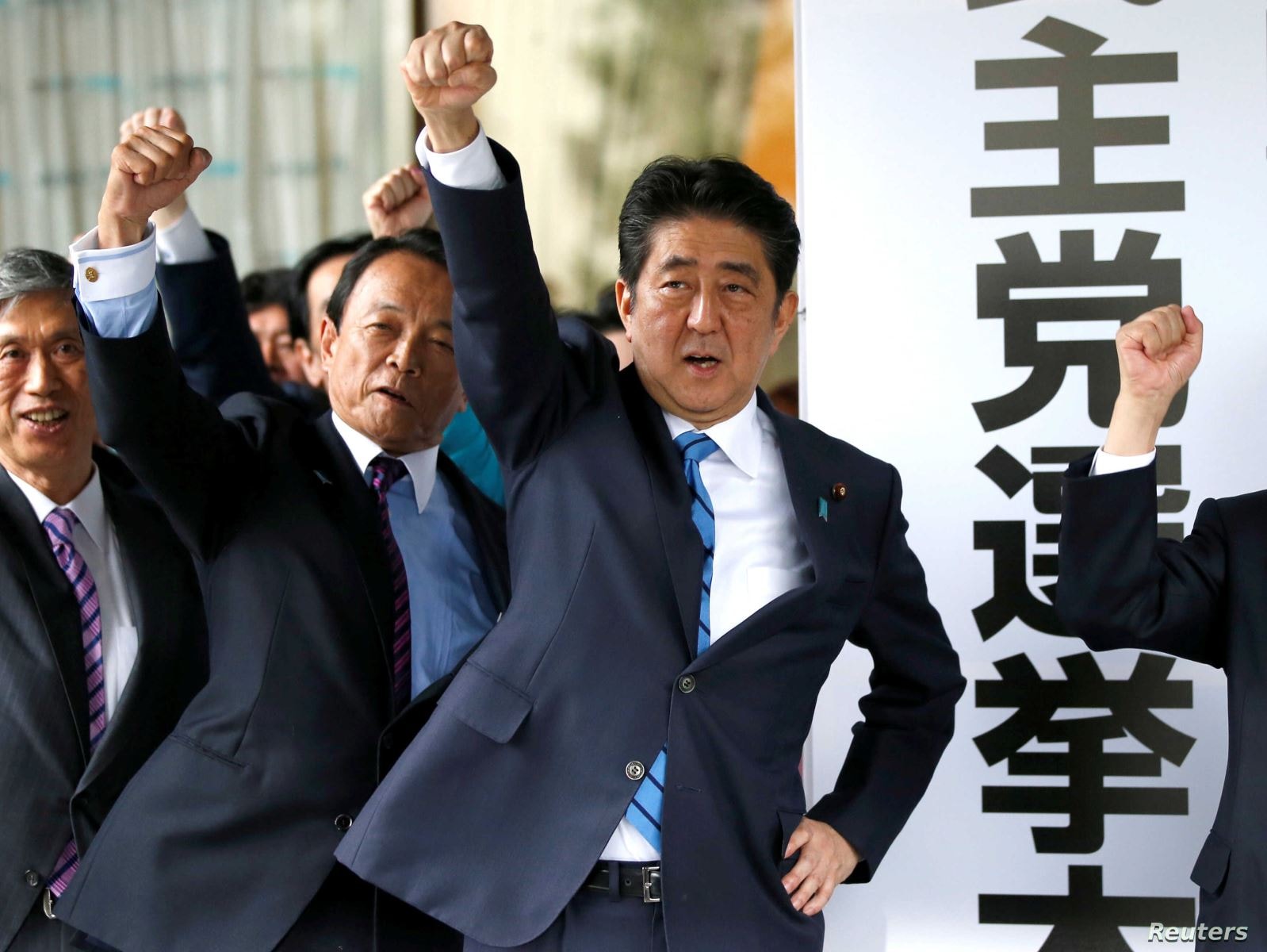 Thủ tướng Nhật Bản Shinzo Abe (trước). Ảnh: Voice of America