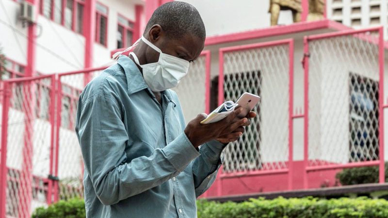 Châu Phi mong đợi công nghệ giúp người dân nhanh chóng tiếp cận thông tin để phòng chống Covid-19. Ảnh: AFP