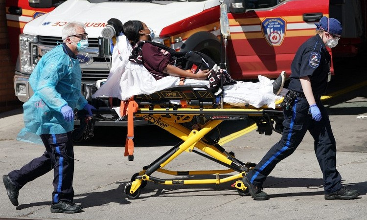 Bệnh nhân Covid-19 được nhập viện tại New York hôm 6/4. Ảnh: AFP.