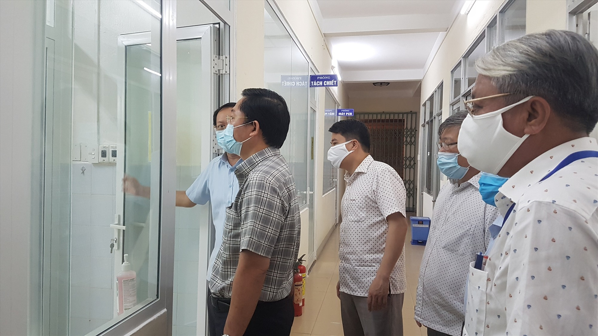 Chủ tịch UBND tỉnh Lê Trí Thanh kiểm tra hệ thống xét nghiệm mới được đầu tư tại CDC Quảng Nam. Ảnh: D.L