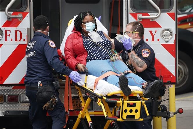 Chuyển bệnh nhân nhiễm Covid-19 tới bệnh viện Wyckoff ở Brooklyn, New York, Mỹ. Ảnh: AFP-TTXVN