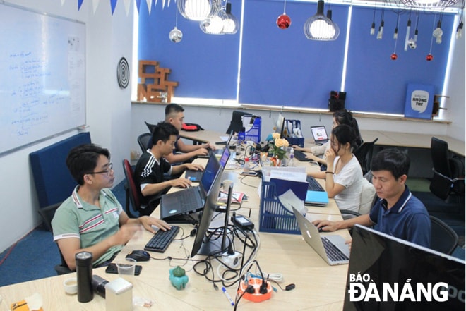 Đội ngũ thực hiện dự án Easy Salon. Ảnh: KHANG NINH