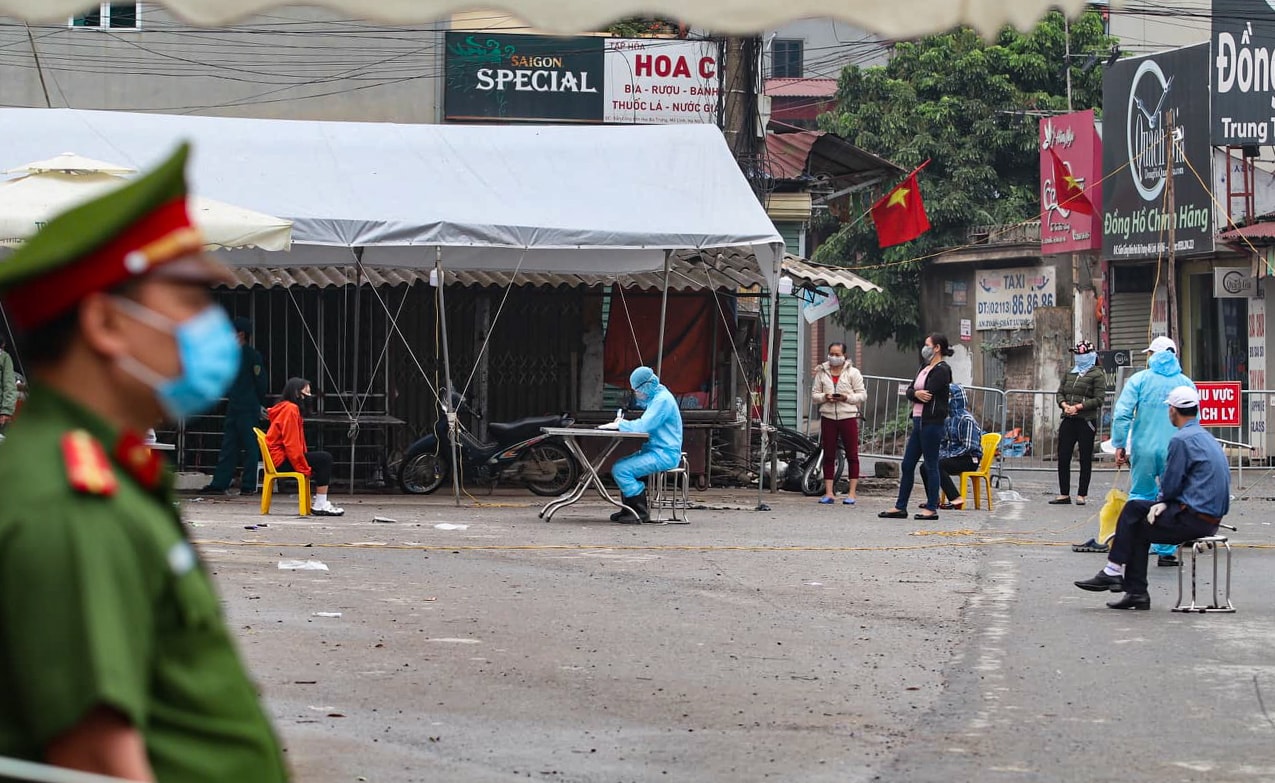 Sáng ngày 8-4, người dân thôn Hạ Lôi được yêu cầu tập trung khai báo y tế.
