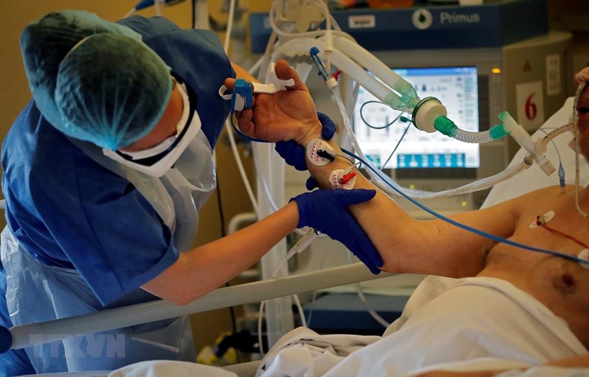 Nhân viên y tế điều trị cho bệnh nhân mắc Covid-19 tại một bệnh viện ở Paris, Pháp ngày 7-4-2020. (Ảnh: AFP/TTXVN)