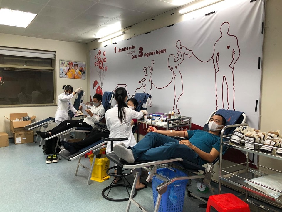 Người dân đến hiến máu giữa mùa dịch Covid-19. Ảnh: Lê Phú.