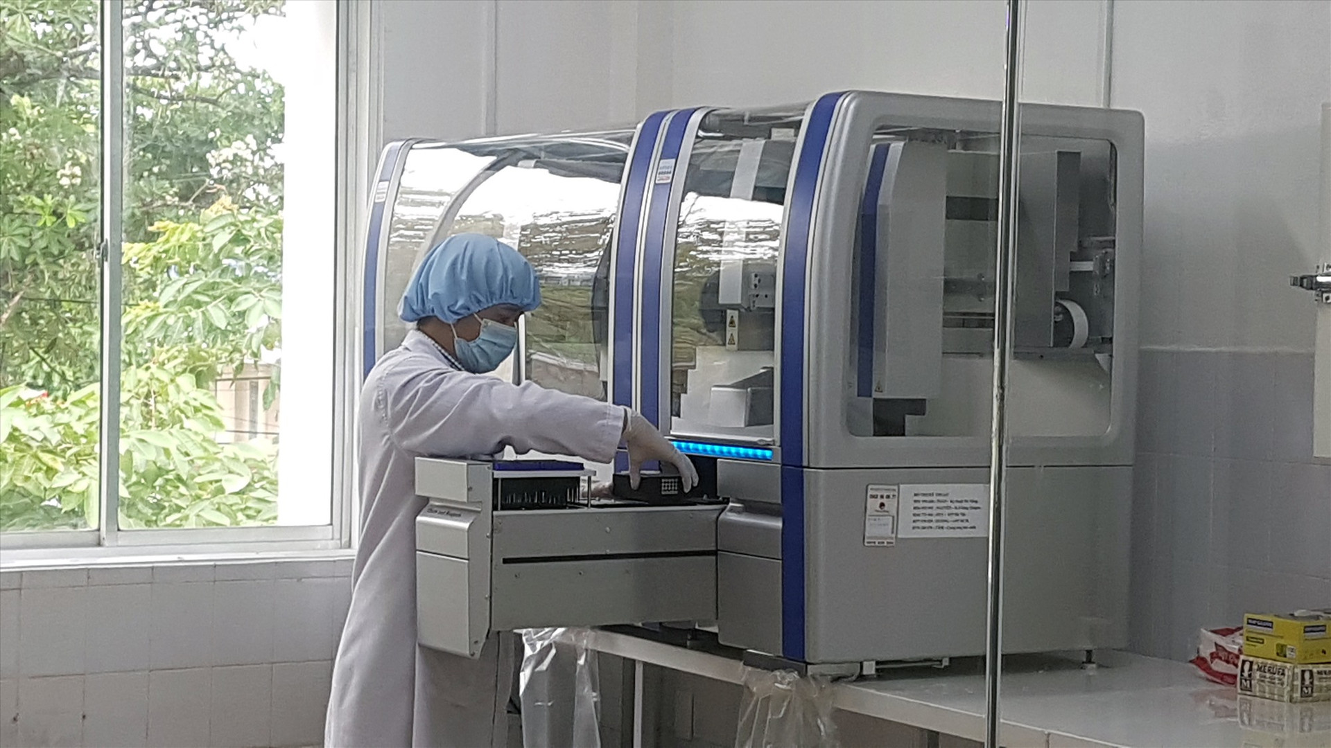 Kỹ thuật viên của CDC Quảng Nam đang thực hiện xét nghiệm trên hệ thống máy xét nghiệm RT-PCR. Ảnh: D.L