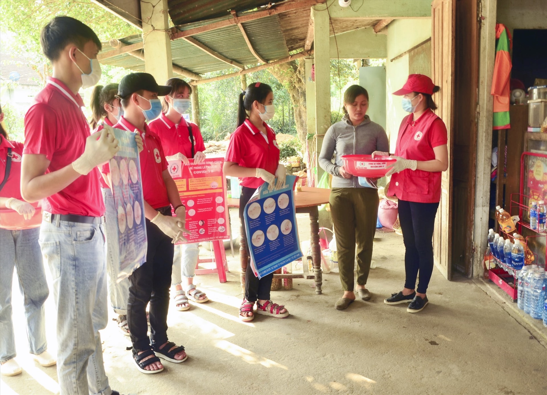 Hội Chữ thập đỏ huyện Tiên Phước tuyên truyền phòng chống dịch Covid-19 cho người dân. Ảnh: NGUYỄN HƯNG