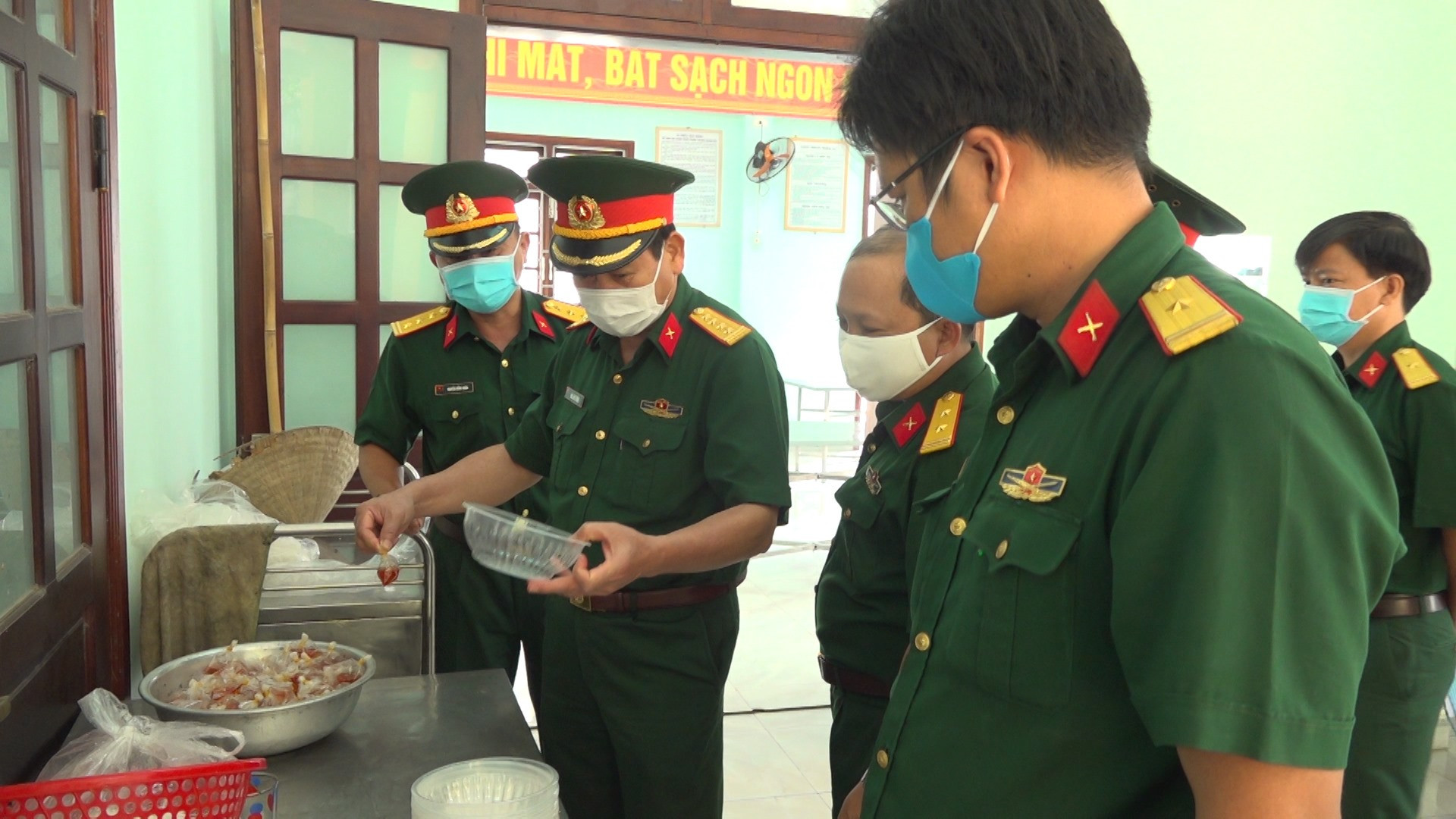 Bộ CHQS tỉnh kiểm tra khu vực tiếp nhận, cách ly công dân tại huyện Đại Lộc. Ảnh: T.A