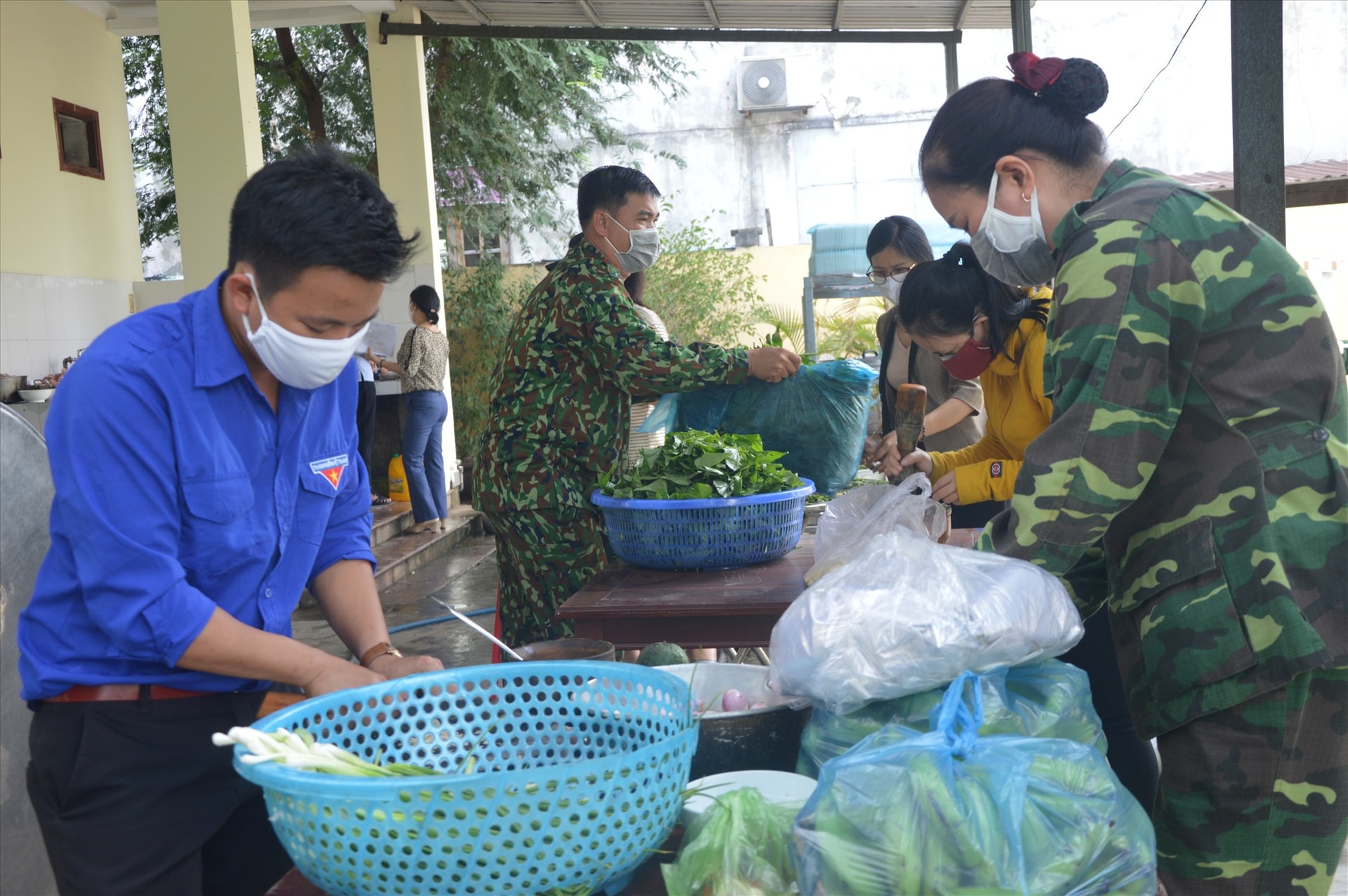 Chuẩn bị bữa ăn trưa cho người dân cách ly. Ảnh: T.T