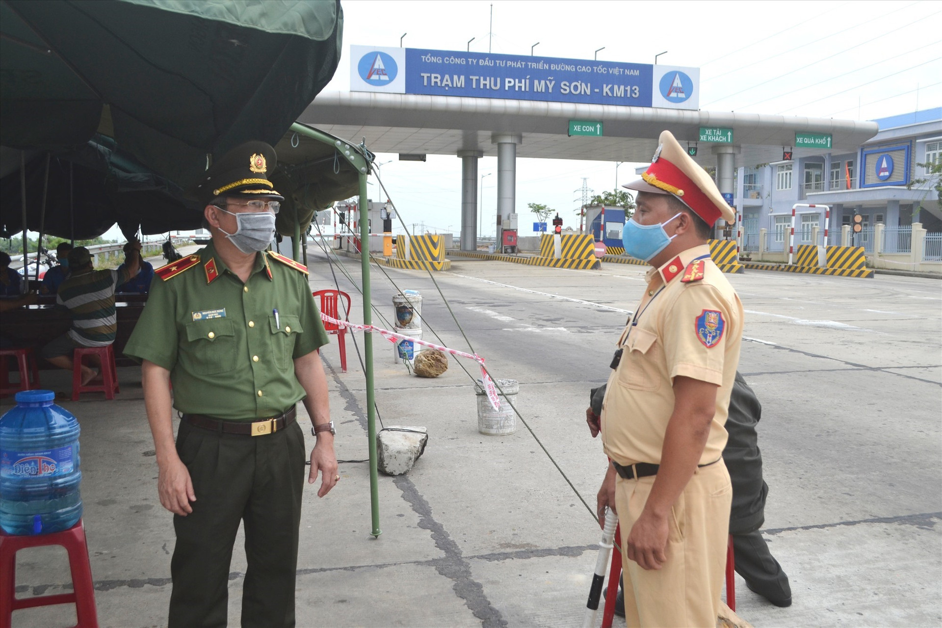 Thiếu tướng Nguyễn Đức Dũng hỏi thăm tình hình hoạt động của chốt. Ảnh: CT