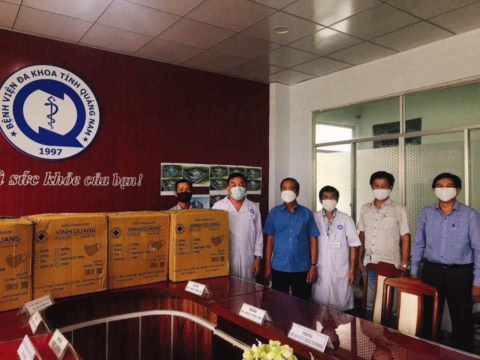 Công ty TNHH MTV Phát triển hạ tầng Khu công nghiệp Chu Lai tặng khẩu trang y tế cho BVĐK Quảng Nam. Ảnh: L.T