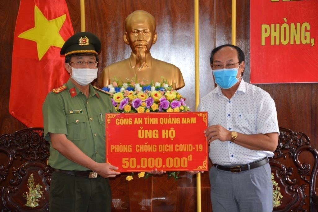 Thượng tá Nguyễn Thành Long, Phó Giám đốc Công an tỉnh trao 50 triệu đồng ủng hộ công tác phòng chống dịch Covid-19 của tỉnh