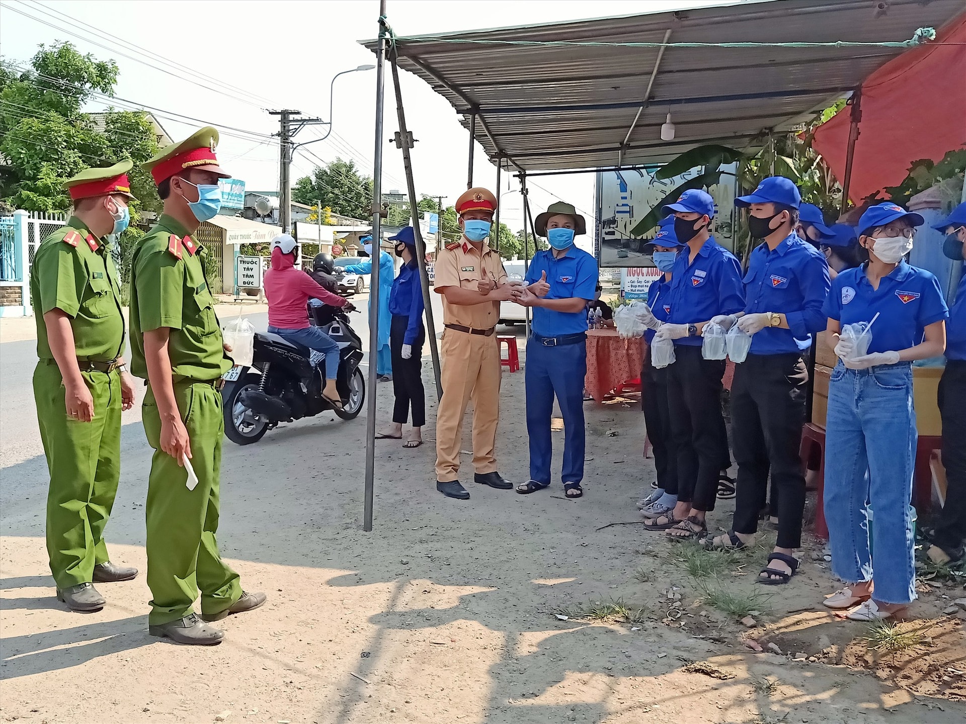 Tuổi trẻ Đại Lộc tiếp tế nước suối, nước giải khát cho cán bộ, chiến sĩ làm việc tại điểm chốt chặn ngã ba Đại Hiệp, Đại Lộc. Ảnh: HOÀNG LIÊN