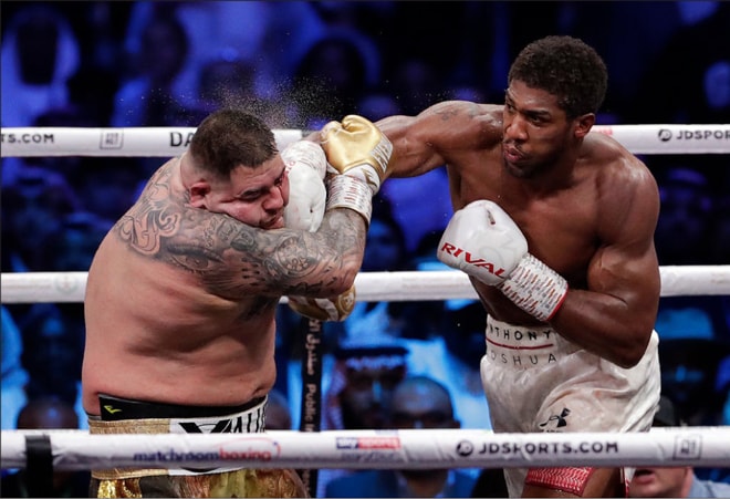 Việc A.Joshua (phải) kiếm được 66 triệu bảng sau trận đấu cùng Andy Ruiz (trái) nhưng không bị áp lực giảm lương khiến các cầu thủ Premier League cảm thấy bất công khi họ buộc phải giảm lương từ sức ép của các chính trị gia và rất nhiều bộ phận trong xã hội. Ảnh: Hassan Ammar