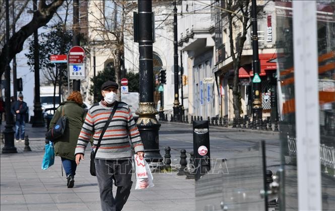Người dân đeo khẩu trang phòng dịch COVID-19 tại Istanbul, Thổ Nhĩ Kỳ ngày 30/3. Ảnh: THX/TTXVN