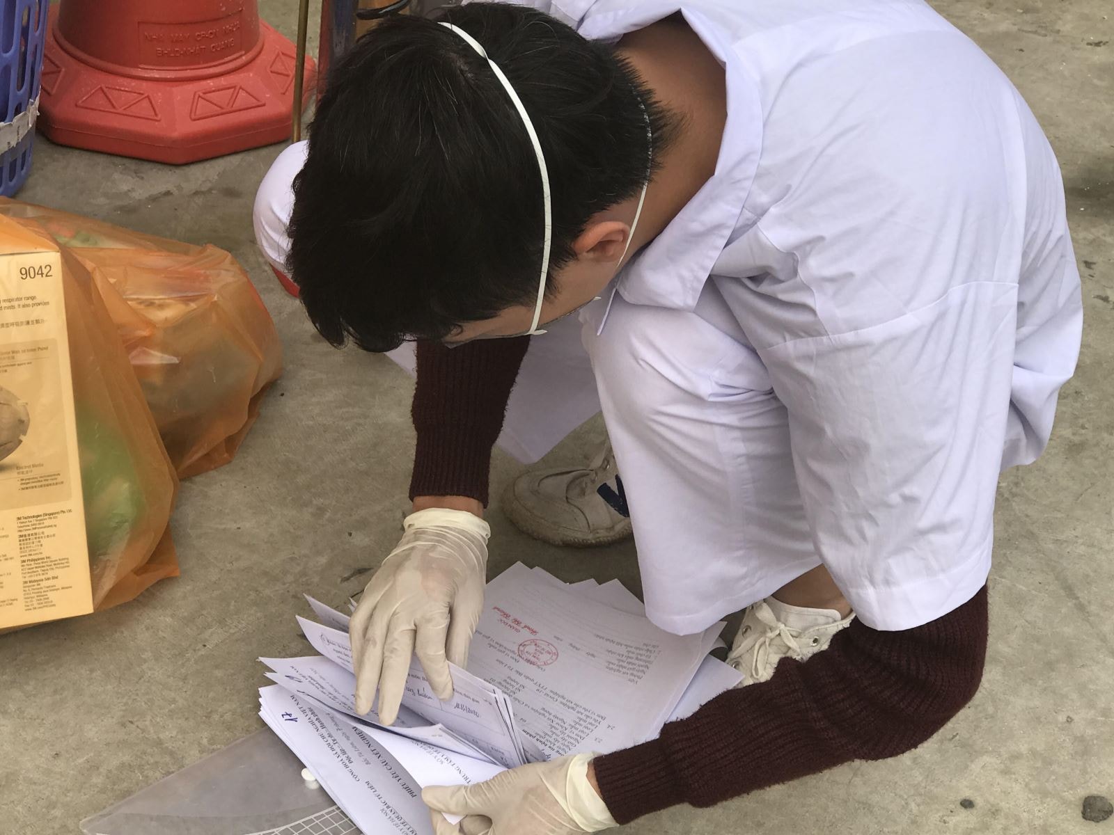 Tranh thủ từng phút kiểm tra lại giấy tờ khai dịch tễ của người dân.