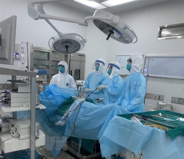 Bác sĩ điều trị cho các bệnh nhân COVID-19 nặng. (Ảnh: TTXVN phát)