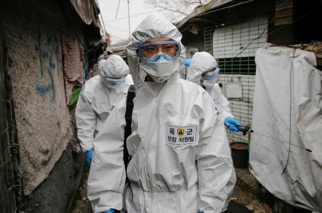 Binh sĩ Hàn Quốc khử trùng tại Seoul. Ảnh: Reuters