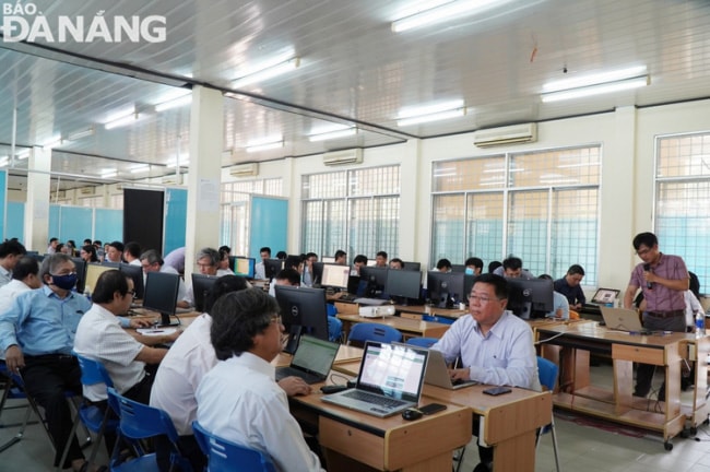 Trong thời gian nghỉ, sinh viên ĐHĐN tăng cường học trực tuyến.