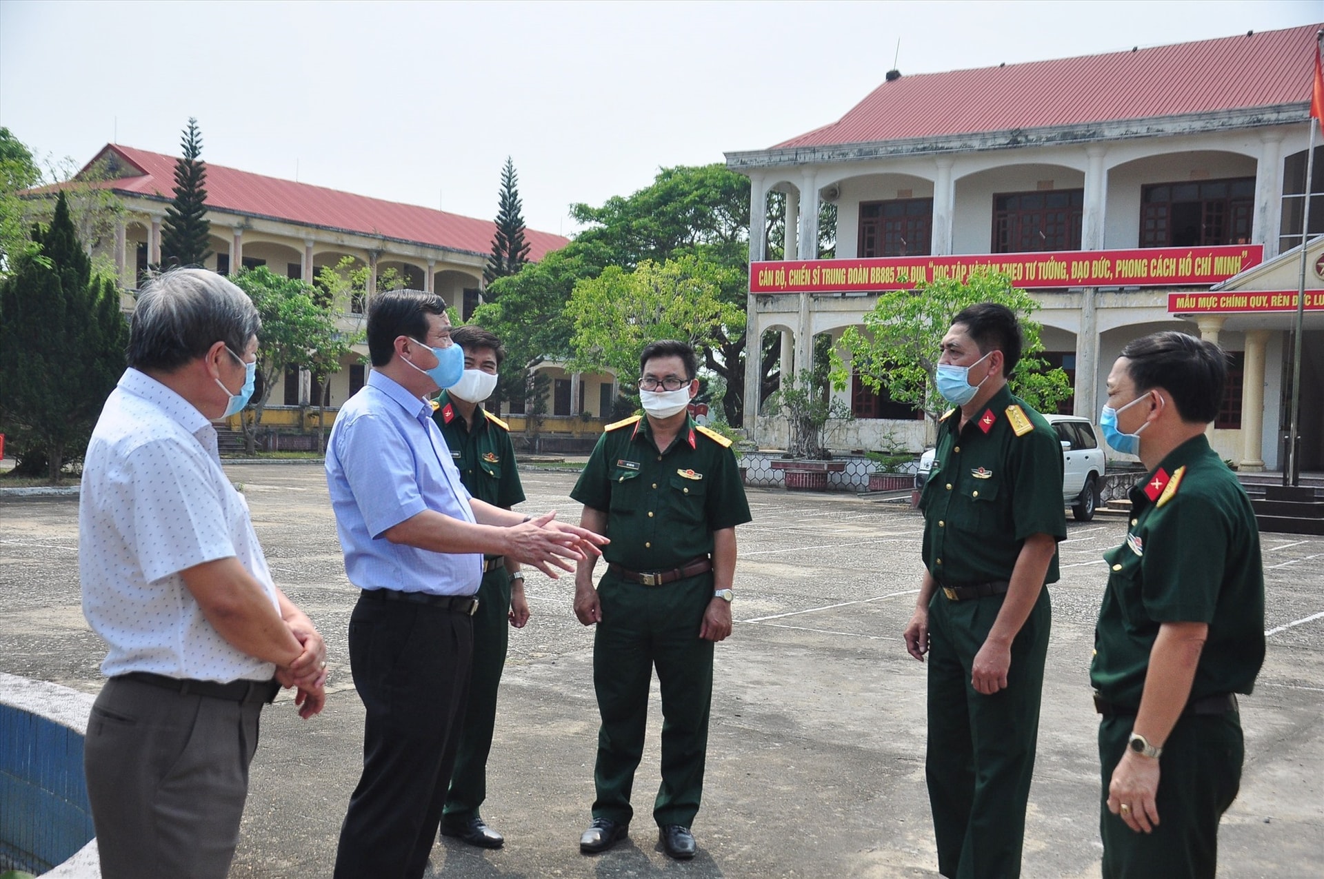 Bí thư Tỉnh ủy Phan Việt Cường trao đổi với lãnh đạo Bộ CHQS tỉnh tại khu cách ly Trung tâm Huấn luyện và bồi dưỡng kiến thức quốc phòng - an ninh (TP.Tam Kỳ). Ảnh: VINH ANH