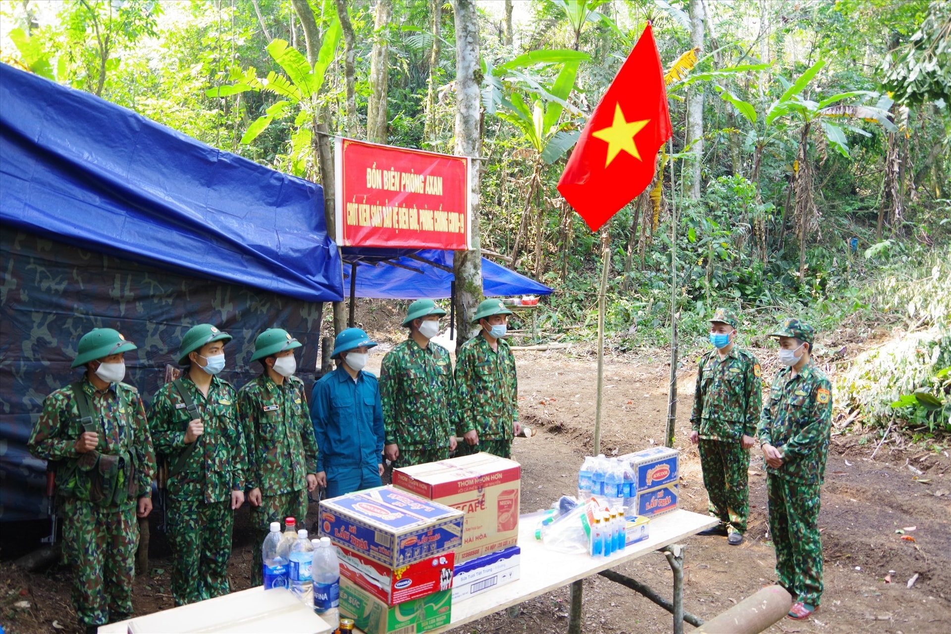 Thượng tá Hoàng Văn Mẫn - Chính ủy BĐBP tỉnh kiểm tra và động viên lực lượng đang làm nhiệm vụ cắm chốt thuộc Đồn Biên phòng A Xan. Ảnh: V.V