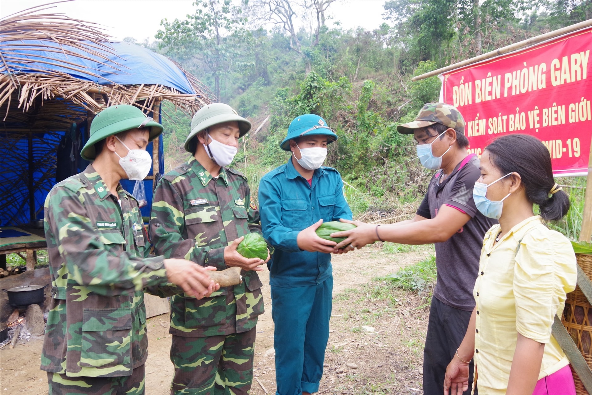 Bà con dân bản thương bộ đội, đem những củ sắn, cây mía, quả đu đủ tặng cho tổ cắm chốt của Đồn Biên phòng Ga Ry. Ảnh: V.V