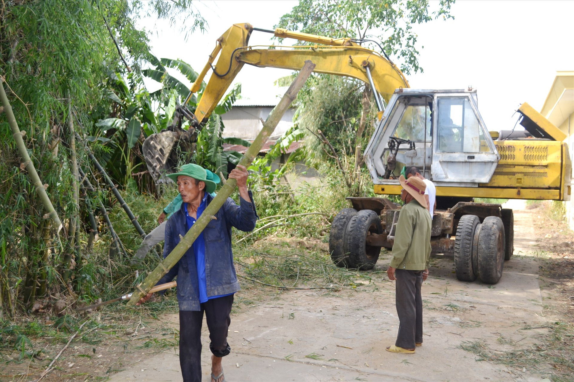 Người dân Điện Bàn tích cực hưởng ứng hiến đất, mở đường xây dựng “Khu dân cư nông thôn mới kiểu mẫu”. Ảnh: C.T