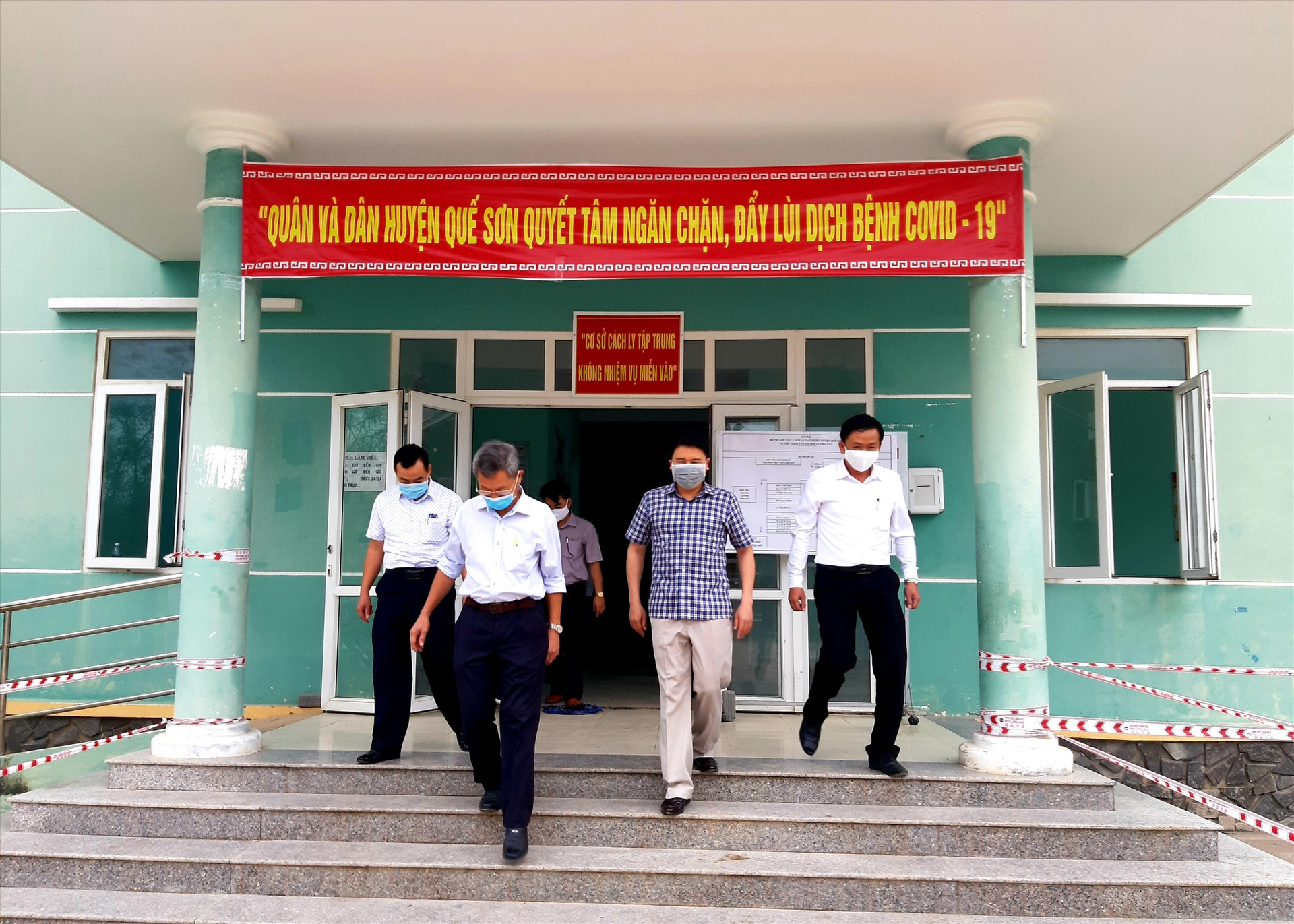 Phó Chủ tịch UBND tỉnh Trần Văn Tân cùng lãnh đạo một số ngành liên quan kiểm tra khu cách ly tập trung tại Trạm Y tế xã Quế Cường (cũ) vào sáng nay 9.4.  Ảnh: VĂN SỰ
