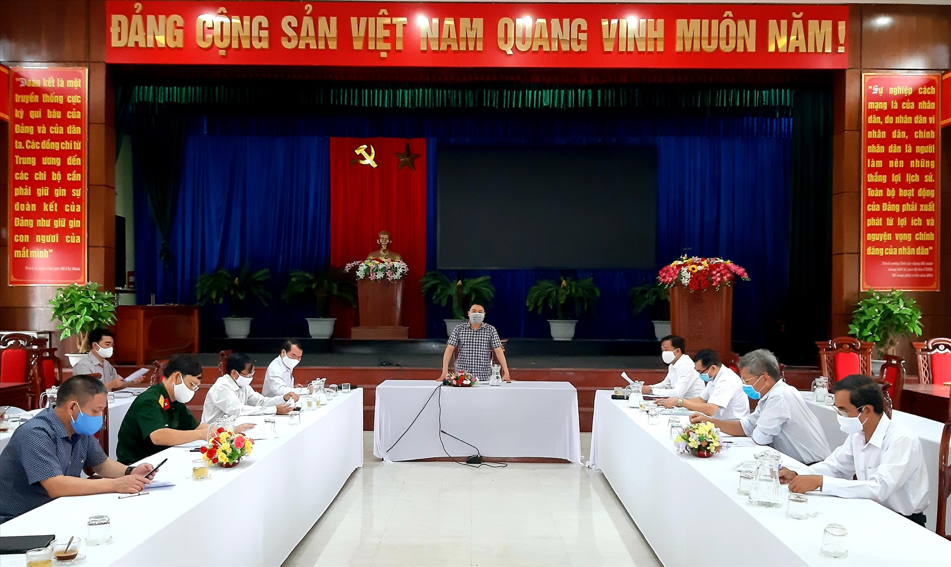 Phó Chủ tịch UBND tỉnh Trần Văn Tân phát biểu tại cuộc làm việc với lãnh đạo huyện Quế Sơn.     Ảnh: VĂN SỰ