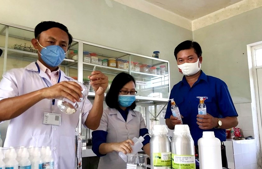 Trước đó, Đoàn khối Cơ quan tỉnh phối hợp với Đoàn Trường Cao đẳng Y tế bắt tay chiết xuất dung dịch diệt khuẩn để tặng cán bộ, chiến sĩ phòng chống dịch. Ảnh: CTV