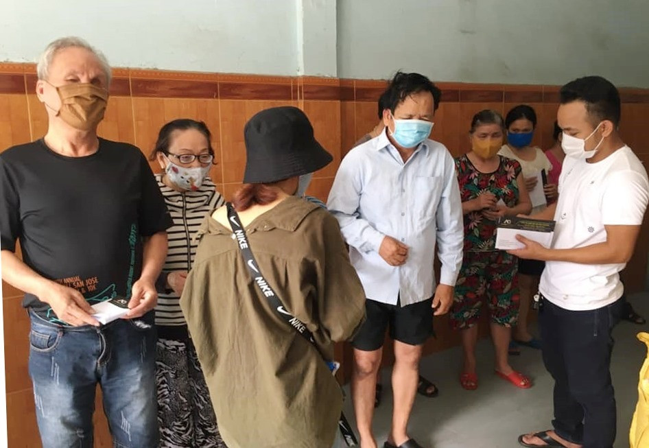 Vợ chồng anh Thái Văn Tấn tặng quà người mù thị xã Điện Bàn. Ảnh: HUYỀN CHI