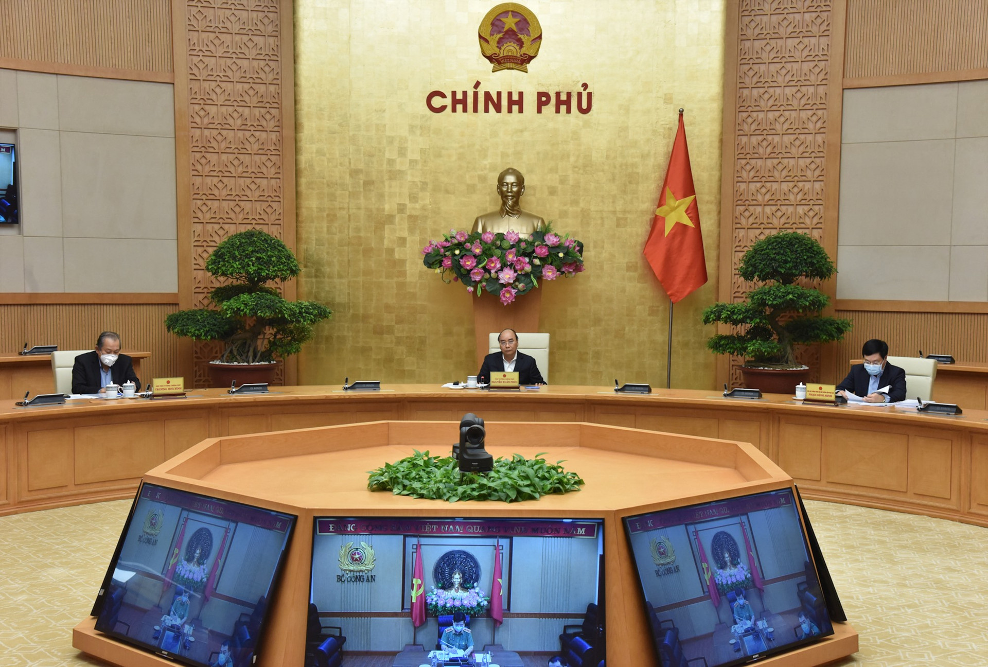 Thủ tướng Chính phủ Nguyễn Xuân Phúc chủ trì phiên họp Thường trực Chính phủ. Ảnh: VGP/Quang Hiếu
