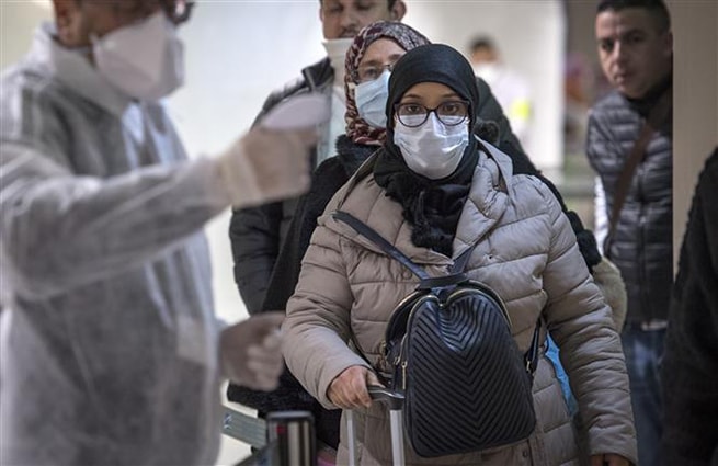 Người dân đeo khẩu trang nhằm ngăn chặn sự lây lan của dịch Covid-19 tại Casablanca, Maroc. Ảnh: AFP/TTXVN