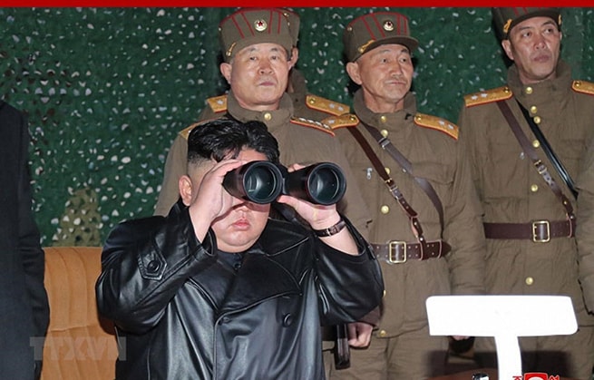 Hình ảnh nhà lãnh đạo Triều Tiên Kim Jong-un giám sát một vụ thử nghiệm vũ khí. (Ảnh: Yonhap/TTXVN)