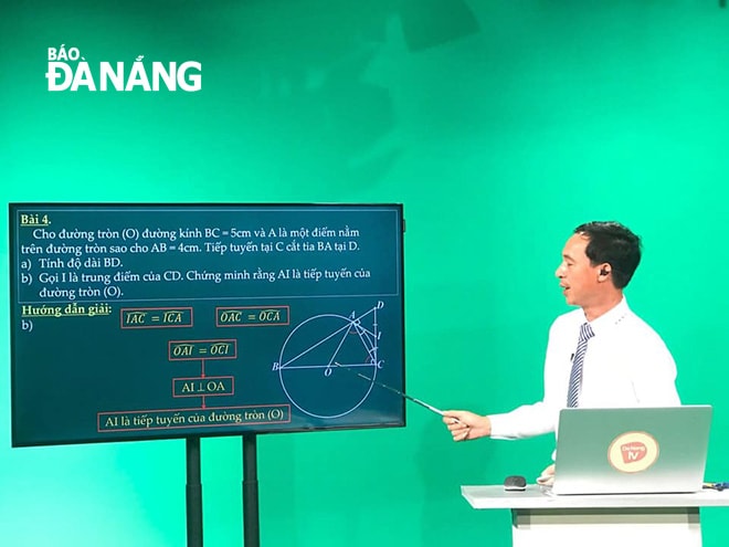 Trong thời gian học sinh nghỉ học, Sở GD-ĐT tiến hành dạy học trên internet, đồng thời dạy trên truyền hình cho học sinh lớp 9 và 12. Ảnh: N.P